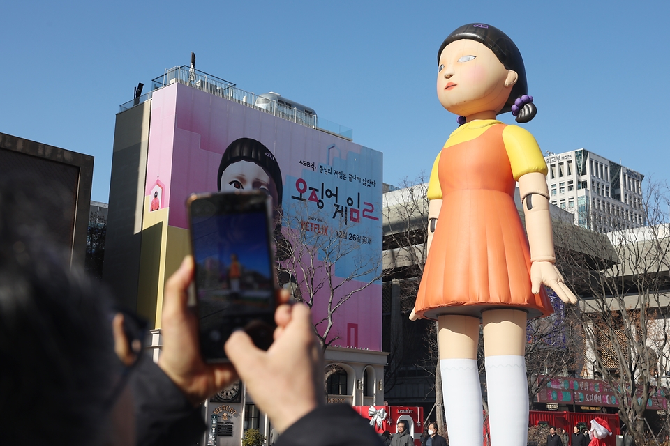 서울 광화문광장에 마련된 ‘오징어온라인 슬롯 시즌2’ 영희 조형물 앞에서 외국인 관광객들이 기념 사진을 찍고 있다.