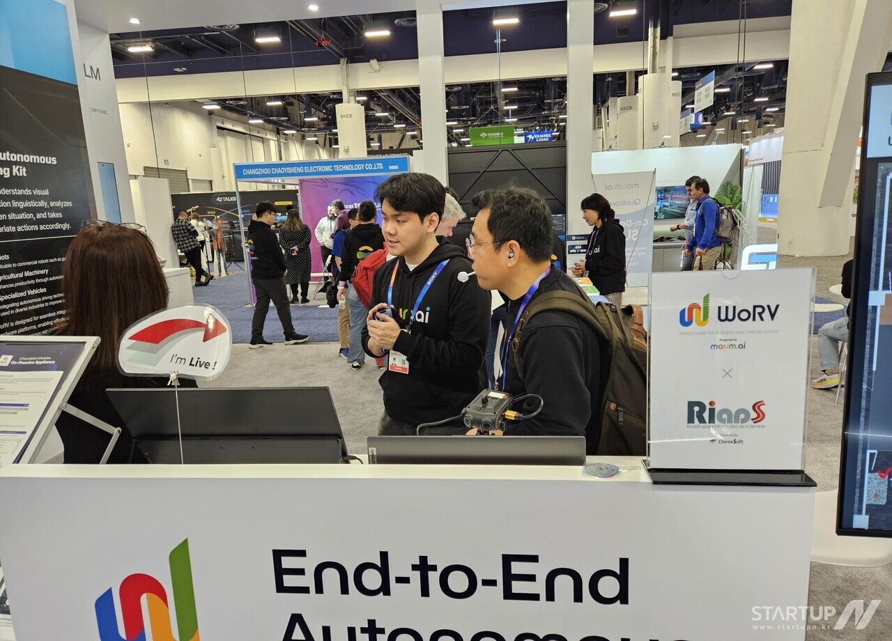 ブックメーカーjリーグ の従業員が CES 2025 の Mind AI ブースでソリューションを紹介