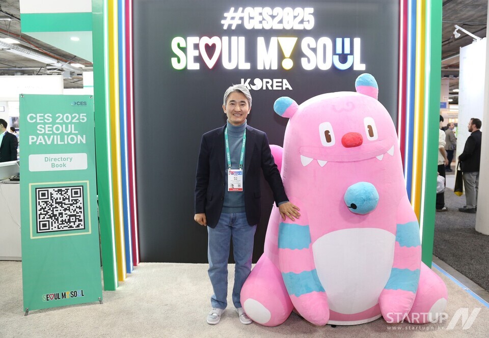 카지노 룰렛 사이트시의회 김인제 부의장이 CES 내 스타트업 전문 전시관 유레카파크 (Eureka Park)'에 조성된 '서울통합관'의 개관식에 방문, 전시관을 장식한 서울 공식 마스코트 ‘해치’와 포즈를 취하고 있다.