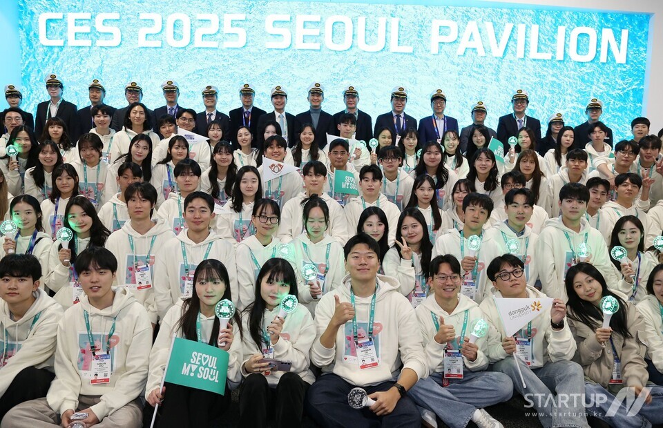 카지노 룰렛 사이트시는 7일(화) 오전 미국 라스베가스에서 열린 세계 최대 테크 전시회 CES 2025에 참가, 16개 기관(카지노 룰렛 사이트 소재 창업 기관, 대학, 구청)과 함께 '서울통합관'을 조성했다. 서울통합관 조성에 참여한 16개 기관 관계자와 대학생서포터즈가 서울통합관 개관식에서 기념 촬영을 하고 있다.