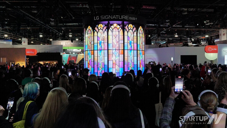 「Affectionate Inside」キネティックメディアアート展（ブックメーカーjリーグ提供）