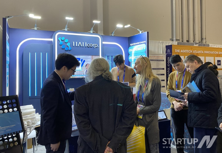 Hi のブースを見てブックメーカーランキングビスを利用する参加者