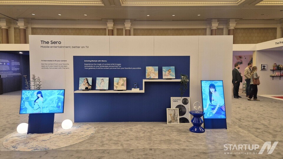 2025 CES サムスン電子ファーストルック ゾーンでは、2024 年の K-POP を代表する新グループ Resene のコンテンツが Vibrary サービスを通じてデモンストレーションされています。