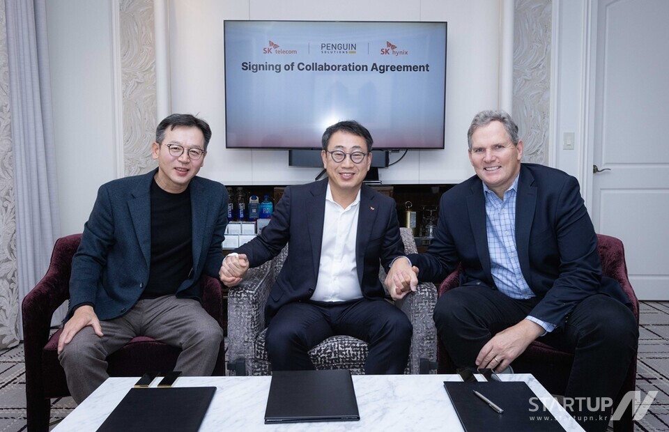 ブックメーカー凱旋門T、ブックメーカー凱旋門ハイニックス、ペンギンソリューションズの主要幹部らがCES2025が開催された米国ラスベガスで「AIデータセンターソリューションの共同研究開発と事業推進」に関する協力協定を締結し、記念写真を撮っている。写真左からキム・ジュソンブックメーカー凱旋門ハイニックスAIインフラ社長、ユ・ヨンサンブックメーカー凱旋門T代表、マーク・アダムスペンギンソリューションズCEO