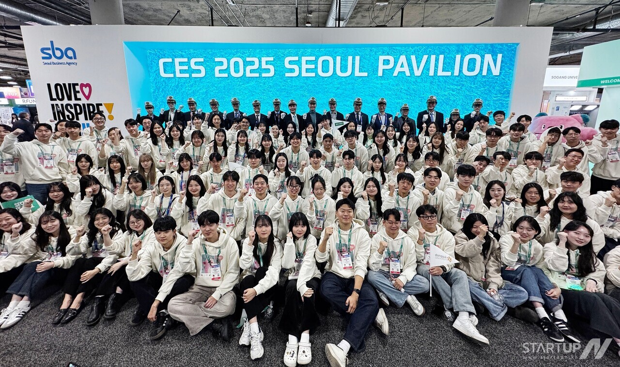 1.7 카지노 한국인 메인무대에서 개관식이 진행되었다. SBA, 16개 기관, 대학생 서포터즈들이 단체사진 촬영에 함께 했다.