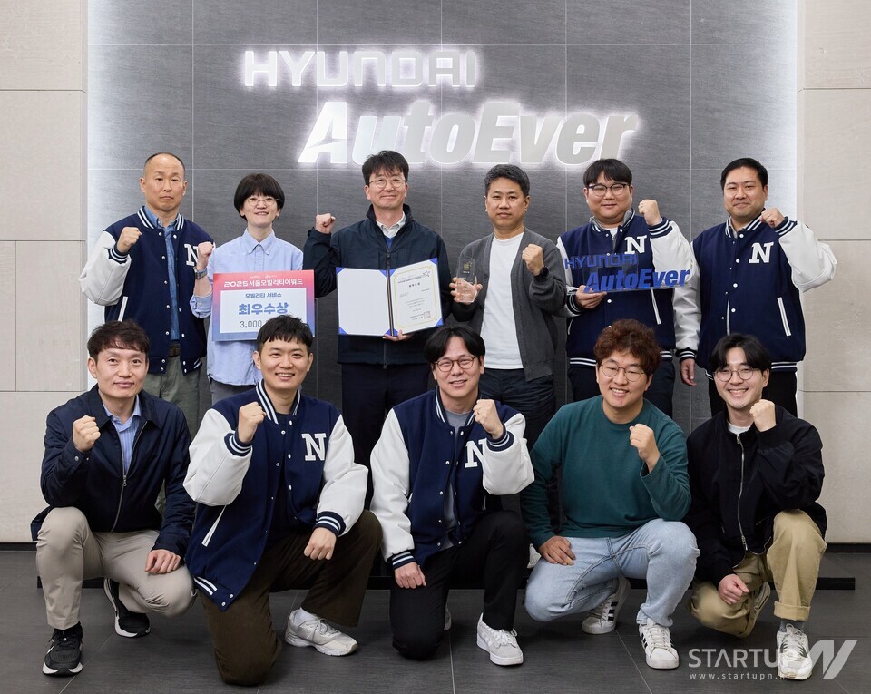 ブックメーカーランキング AutoEver ナビゲーション部門のメンバーは、次世代ナビゲーションに対するソウル モビリティ アワードの受賞を祝っています