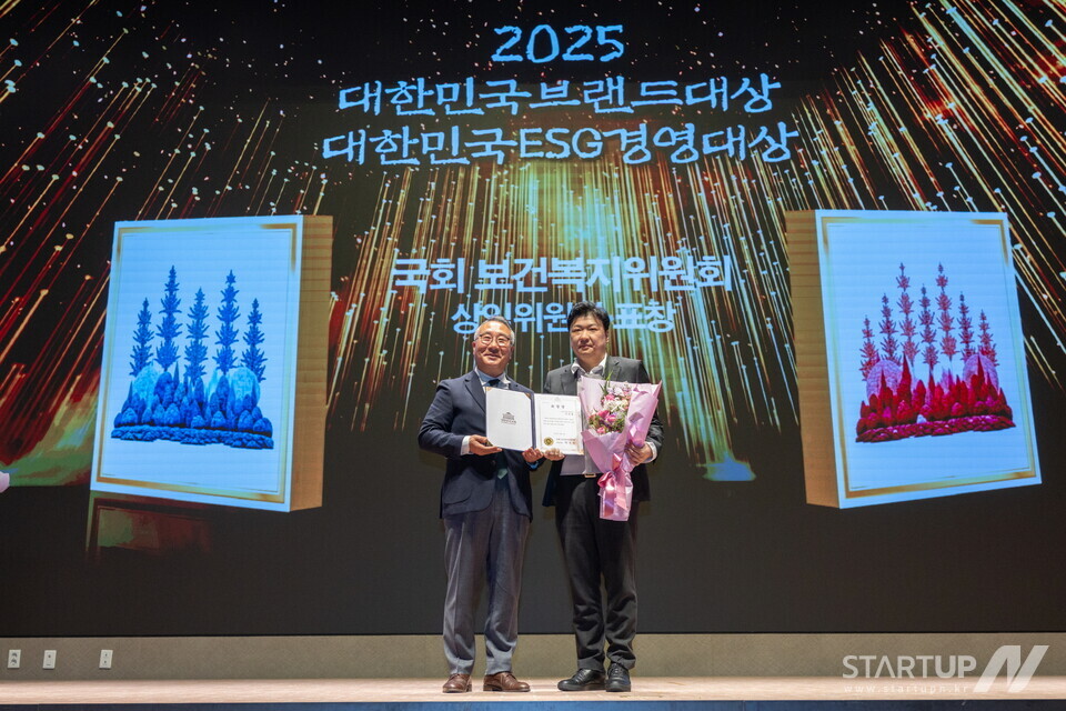2025 대한민국브랜드대상에서 토토 카지노 이경재 대표(우)가 수상 후 기념촬영하고 있다.