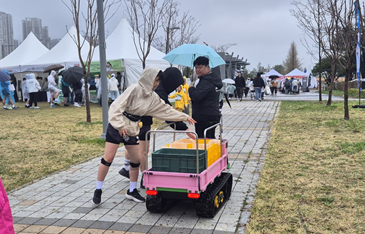 바카라 꽁 머니를 활용한 환경정화 활동에 참여하는 마라톤 참가자들