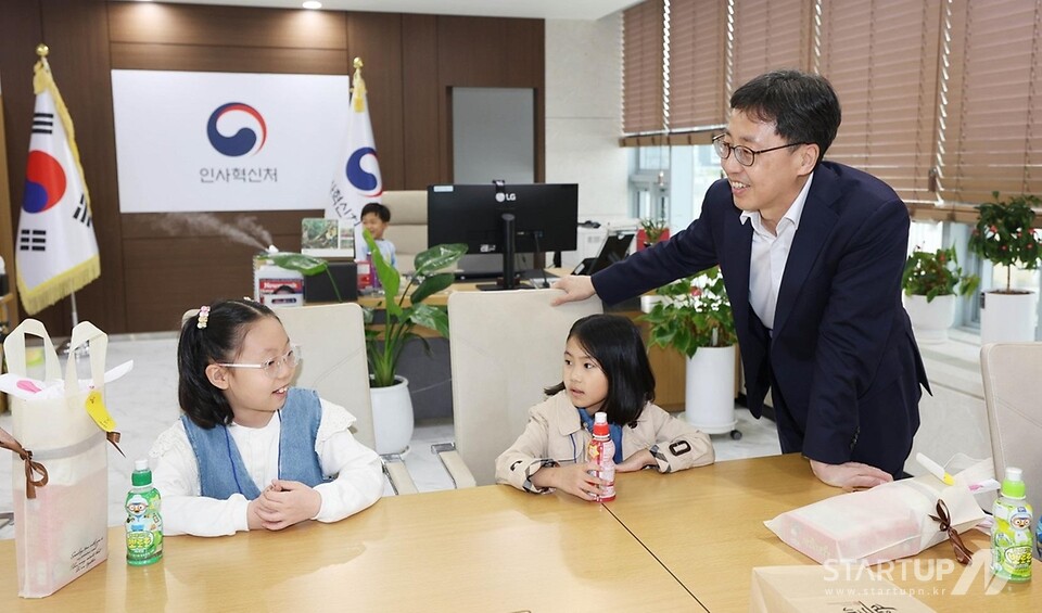연원정 인사혁신처장이 5월1일 777 무료 슬롯 머신 정부세종청사에서 열린 '2025년 가정의 달 직원 자녀 초청행사'에서 집무실을 찾은 어린이들과 대화를 나누고 있다.