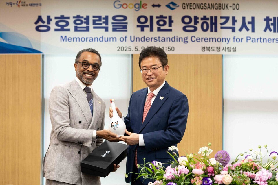 크리스 터너(Cris Turner) 메이저 사이트 순위 대외협력정책 지식 및 정보 부문 부사장과 이철우 경상북도지사가 APEC 2025 KOREA의 성공적 개최를 위한 상호 협력을 다짐하고 있다.