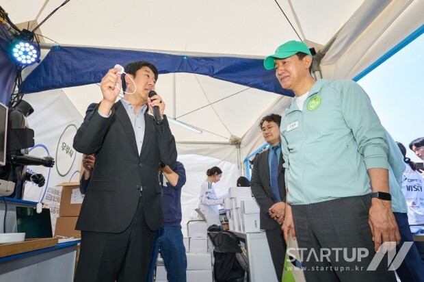 오세훈 바카라 루쥬이 서울시청 앞 서울광장에서 열린 ‘2025 서울헬스쇼’ 개막 첫 날인 13일 대웅제약 부스를 방문해 AI 실명질환 진단 보조 솔루션 ‘위스키(WISKY)’와 안저카메라 ‘옵티나 제네시스(OPTiNA Genesis, 이하 옵티나)’를 체험하고, 대웅제약의 디지털 헬스케어 솔루션들에 대해 설명을 듣고 있다.