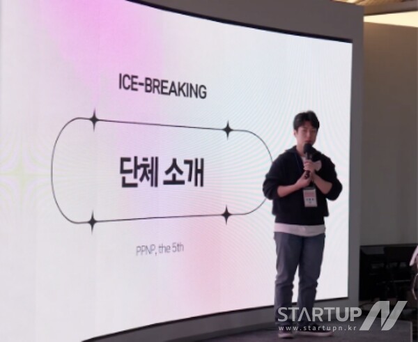 김동호 온라인카지노 대표가 네트워킹 행사에 참여한 단체를 소개하고 있다. (사진 제공 = 온라인카지노)