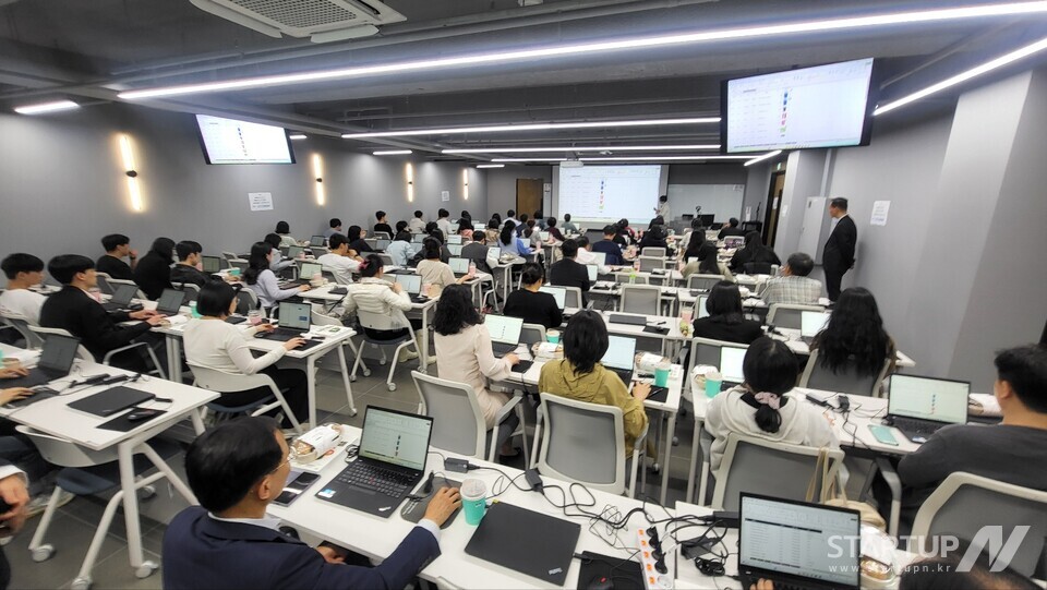 고우넷 트레이닝센터(GTC)에서 100여명의 장학사, 우리 카지노 등 교육관계자들이 전진권 강사의 엑셀 실무 특강을 수강하고 있다