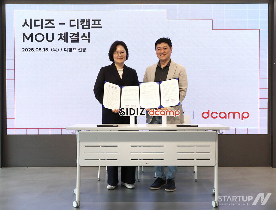왼쪽부터 시디즈 김태은 대표이사와 바카라사이트 박영훈 대표이사가 협약서를 들어 보이고 있다.