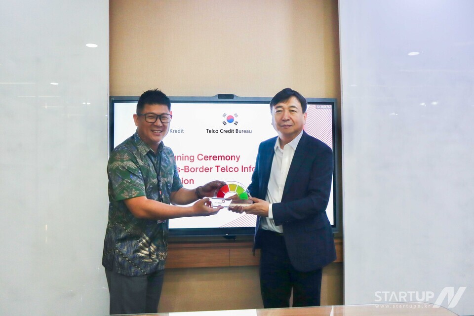 좌측부터 Pefindo Brio Kredit(PBK) Tan Glant Saputrahadi CEO, 슬롯 꽁 머니 문재남 대표이사