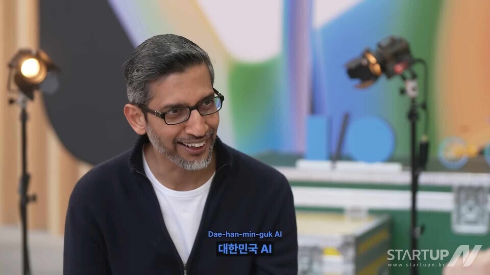 순다 피차이 구글 CEO가 한국어로 "대한민국 바카라사이트같이 갑시다"를 외치고 있는 모습