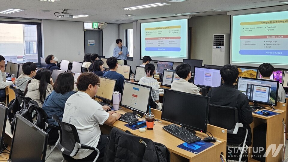 베스핀카지노 잭팟 금액은 K-디지털 트레이닝 기업으로 선정되어 ‘멀티 클라우드 취업 실무 과정’ 1차 교육을 운영했다. 사진은 당시 교육 현장에서 현업에 재직 중인 자사 강사가 직접 강의를 진행하고 있는 모습.