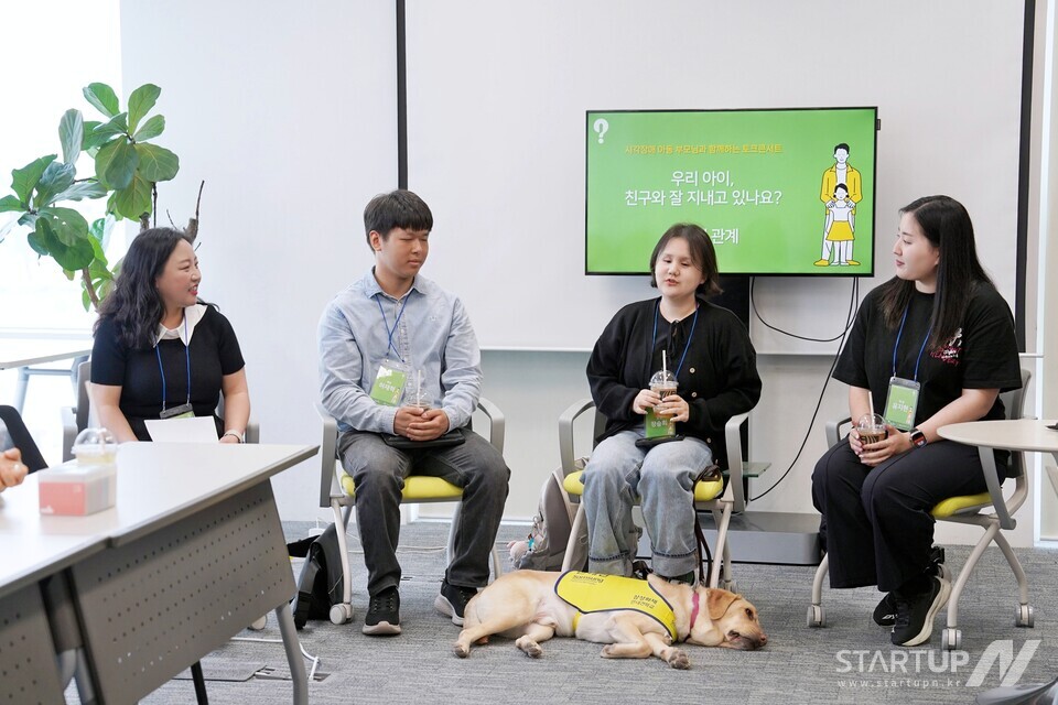 왼쪽부터 행사의 진행을 맡은 행복나눔재단 여혜진 매니저와 패널로 참여한 바카라 시뮬레이션인 허재혁 학생, 바카라 시뮬레이션인 장승희 학생, 유지현 학생