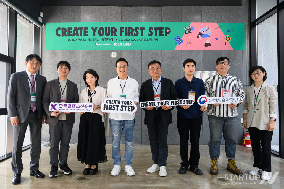 왼쪽부터 우리 카지노 김일중 본부장, 윤권수 프로듀서, 김문정 음악감독, 우리 카지노 유현석 원장직무대행, 최재원 대표, 한정석 작가, 해츨링 웹툰작가, 우리 카지노 전우영 팀장