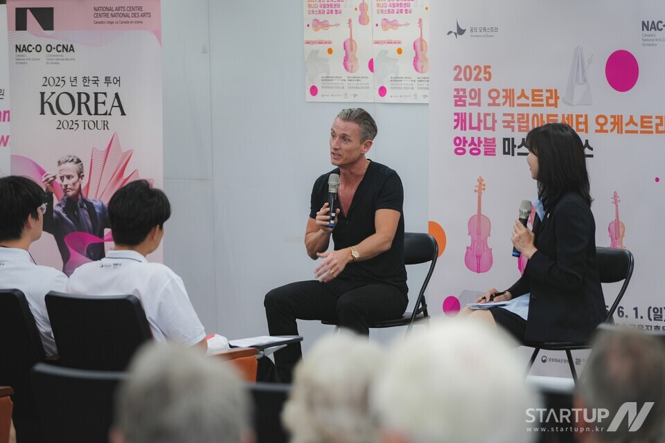 꿈의 에볼루션 바카라 무료 단원 예비전공자들과 질의응답하는 알렉산더 쉘리 지휘자(사진=교육진흥원)