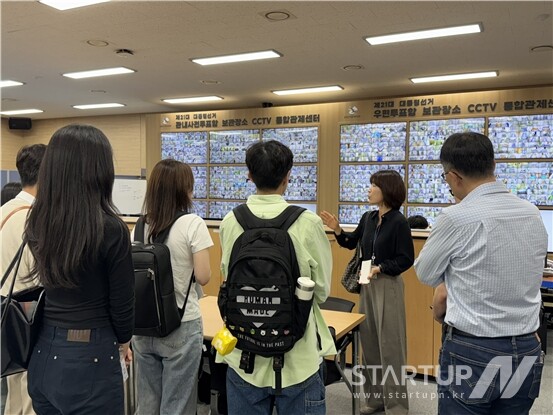 중앙선거관리위원회에서 슬롯사이트 지니이 사전(우편)투표함 보관장소 CCTV를 확인하고 있다. (사진=중앙선관위)