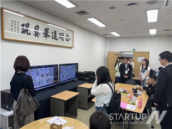 중앙선거관리위원회에서 슬롯사이트 지니이 사전(우편)투표함 보관장소 CCTV를 확인하고 있다. (사진=중앙선관위)