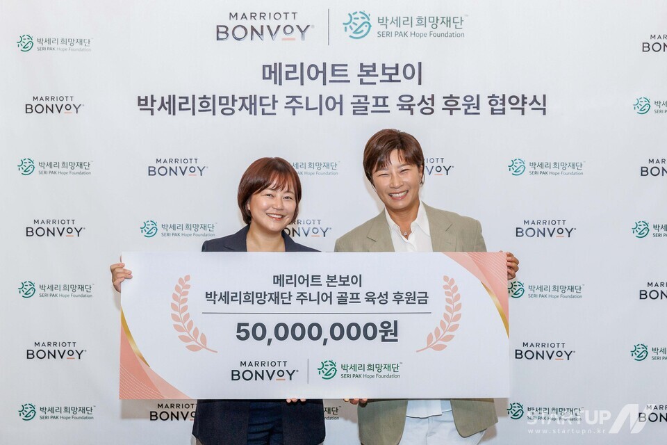 메이저 놀이터 순위 인터내셔널 한국, 필리핀, 베트남 지역 담당 황인영 상무(왼쪽)와 박세리희망재단 이사장 박세리 감독(오른쪽)이 기념 사진을 촬영하고 있다.