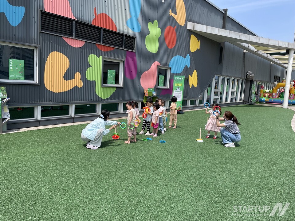 서울 송파구 가락동 메이저 놀이터 추천 3층 하늘공원에서 야외 도서관인 '가락서가'가 오는 15일까지 열린다. 가락서가에서 아이들이 놀이를 즐기고 있는 모습