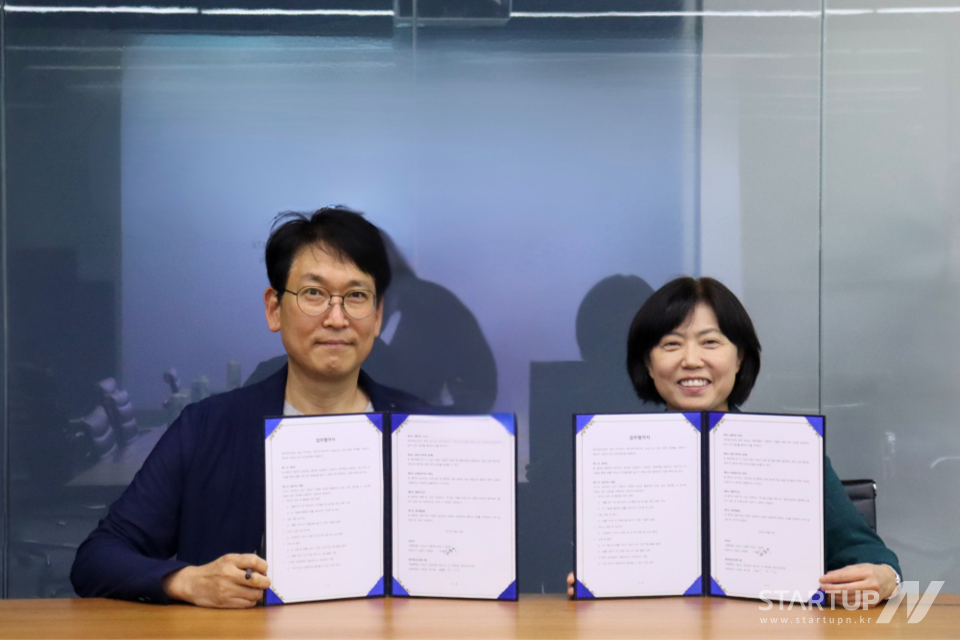 왼쪽부터 김윤우 대표이사, 이유정 대표변호사 (사진=법무메이저 사이트 순위 원 제공)