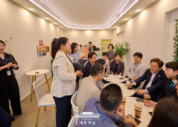 이재명 대통령이 26일 서울 용산 대통령실 청사 인근 카페에서 메이저 사이트 추천들과 티타임을 하고 있다.