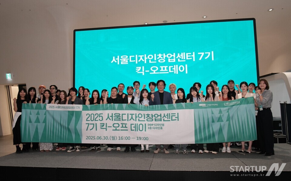 서울메이저 놀이터 순위창업센터 7기 청년 창업자 34명이 서울메이저 놀이터 순위재단 차강희 대표이사와 기념촬영을 하고 있다