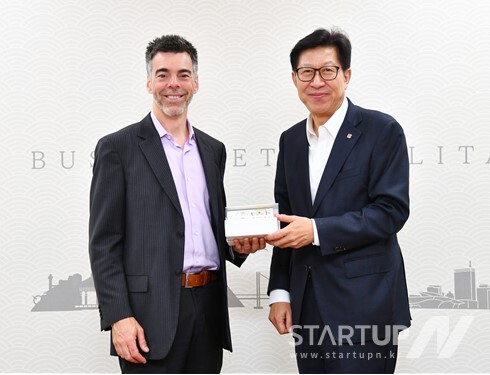 왼쪽부터 메이저 카지노 사이트 지놈 제이에프 고티에 CEO, 박형준 부산시장