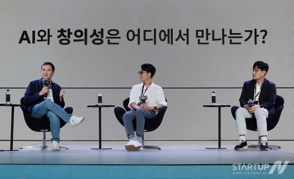 패널 토크를 진행하고 있는 사이먼 토쿠미네(Simon Tokumine) 온라인카지노 랩스 디렉터, 이낙준 작가 겸 크리에이터, 구범준 세바시 대표PD