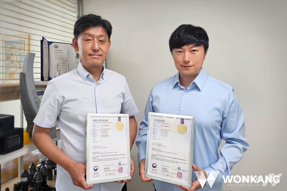 강태영 ㈜메이저 카지노 사이트 대표(오른쪽) 허엽 R&D 연구소장(왼쪽)과 특허와 함께 기념촬영하고 있다. (제공=㈜메이저 카지노 사이트)