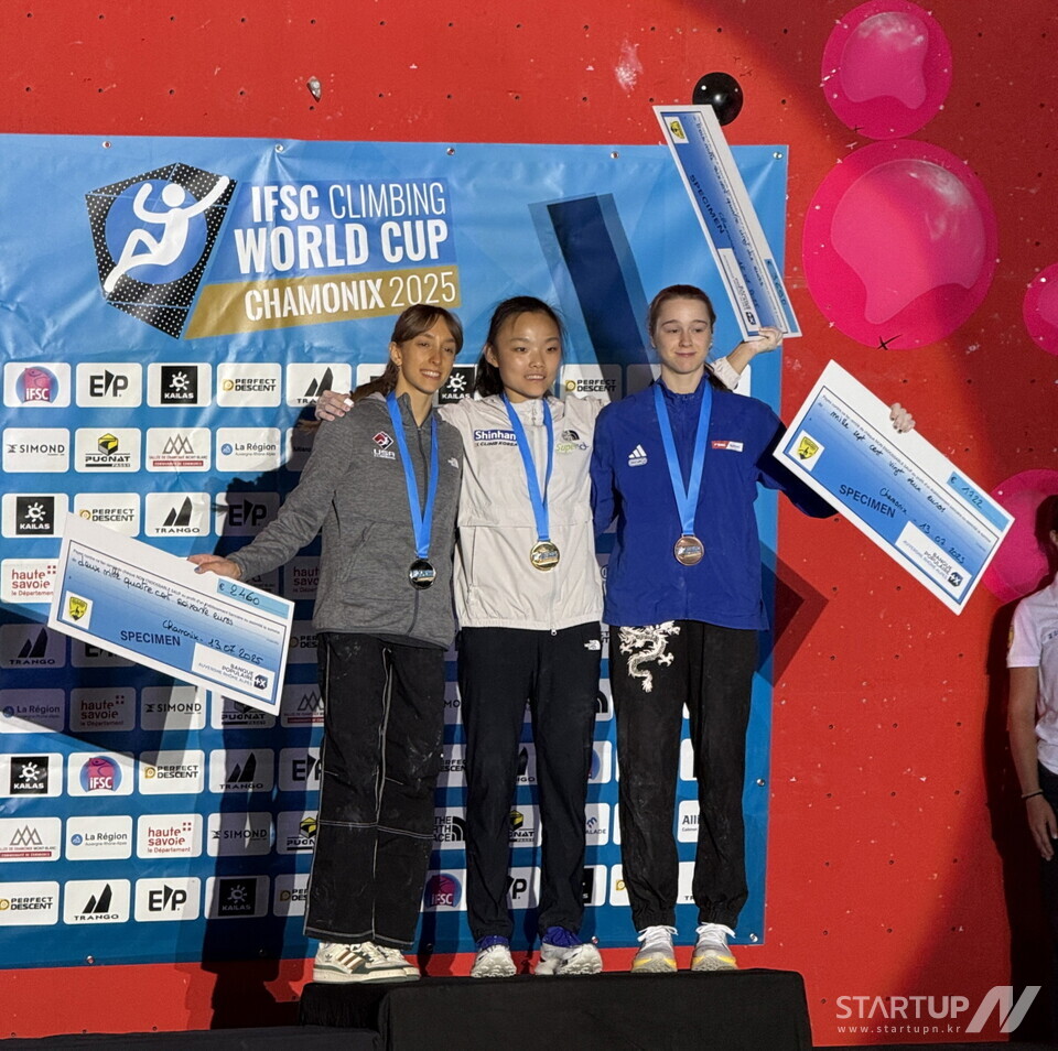 1위 메이저 온라인 카지노 선수(중앙), 2위 미국 애니 샌더스(좌), 3위 영국 에린 맥캔지(우). (제공= 대한산악연맹)
