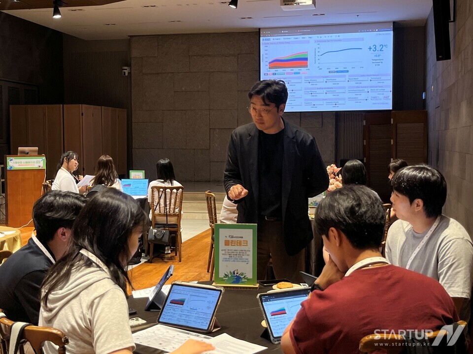 i-ESG 김종웅 대표가 토토 메이저 사이트 시뮬레이션 대회를 진행하고 있다