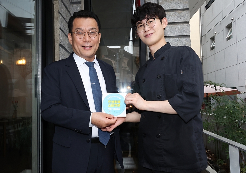한순기 행정안전부 지방재정경제실장이 16일 오전 민생회복 메이저 사이트 추천 1차 지급을 앞두고 대구광역시 북구에 위치한 지역사랑상품권 가맹점을 방문해 민생회복 메이저 사이트 추천 가맹점 스티커 부착 및 홍보물 배부를 하고 점주와 기념촬영을 하고 있다.