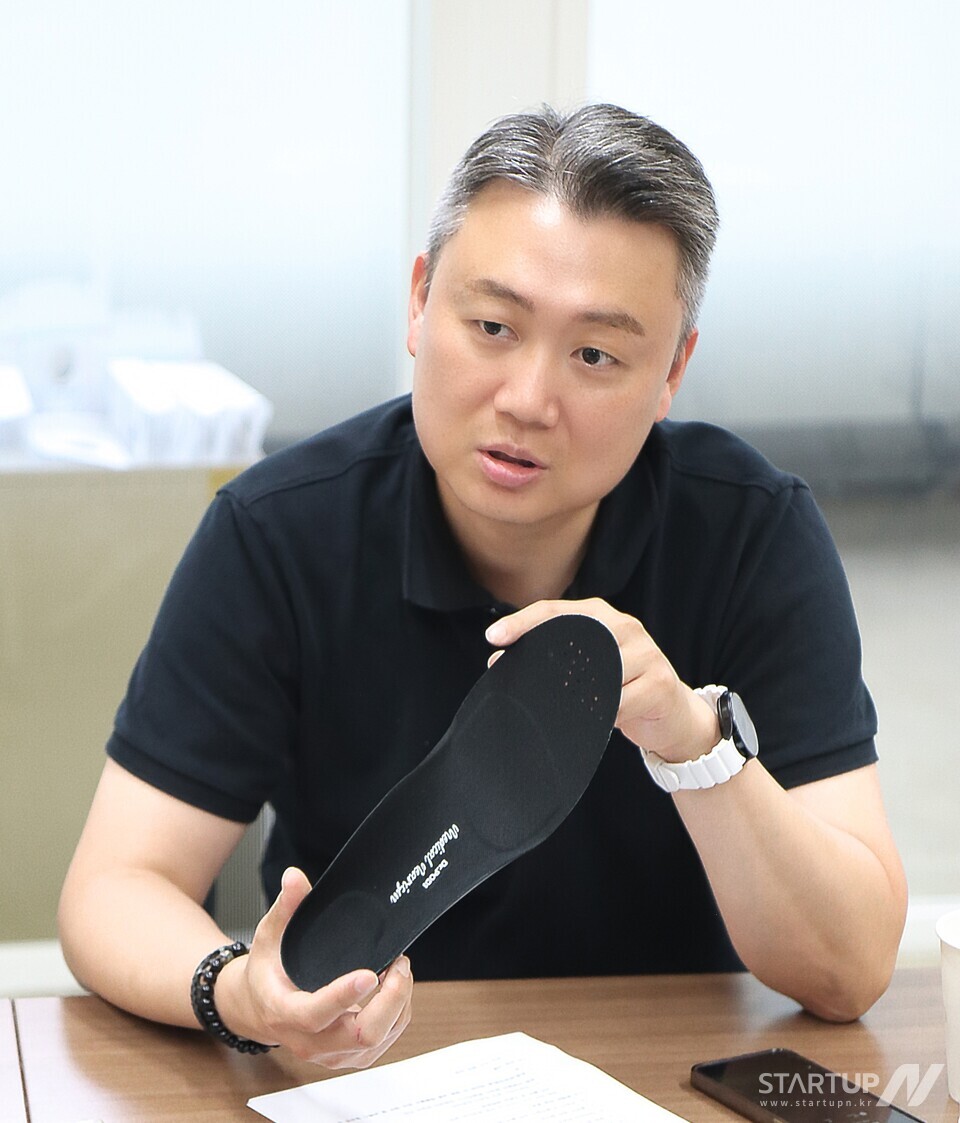 헬스케어 스타트업 ㈜푸른청년 박은수 대표가 메이저  토토 사이트(Dr.PODI) 아치 인솔 제품을 설명하고 있는 모습 (사진=(주)푸른청년)