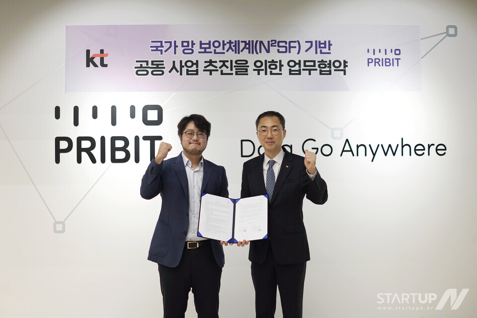 메이저카지노사이트 김영랑 대표(왼쪽)와 KT Enterprise부문 공공사업본부장 유용규 전무가 MOU 체결 후 기념촬영을 하고 있다.
