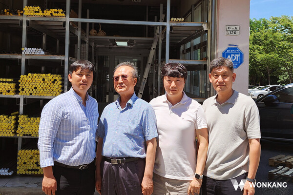 가운데 좌 (주)진성엔터프라이즈 대표 강철수, 우 (주)메이저 놀이터 대표 강태영. (제공=㈜메이저 놀이터)