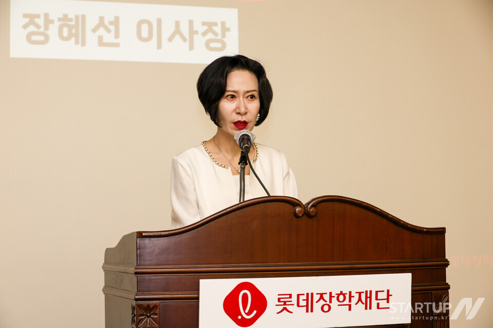 메이저카지노사이트 장혜선 이사장이 수여식에서 인사말을 진행하고 있다.