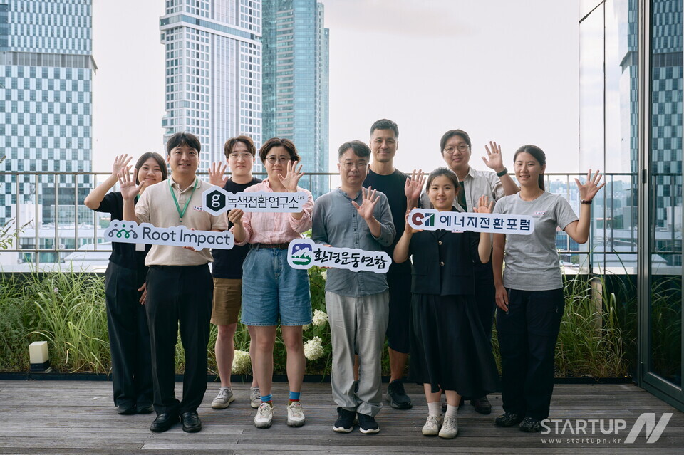 CP1 프로젝트 오리엔테이션에 참석한 슬롯머신 저금통 대표자들이 함께 단체 사진을 촬영하고 있다