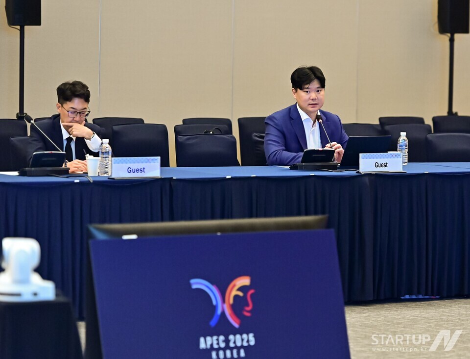 파블로메이저 놀이터 추천 기술연구소 비행안전파트 안치훈(오른쪽) 리드가 APEC 2025 연계 ‘제55회 교통실무회의’ 세션에 참가해 안전한 드론 비행에 대한 발표를 진행하고 있다.”
