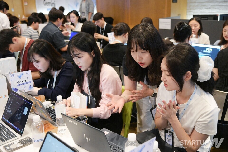 서울 메이저 사이트 순위 스타트업 캠퍼스에서 열린 ‘제미나이 대학생 앰배서더’ 발대식에서 제미나이 주요 기능 소개와 워크숍에 집중하고 있는 참가자들