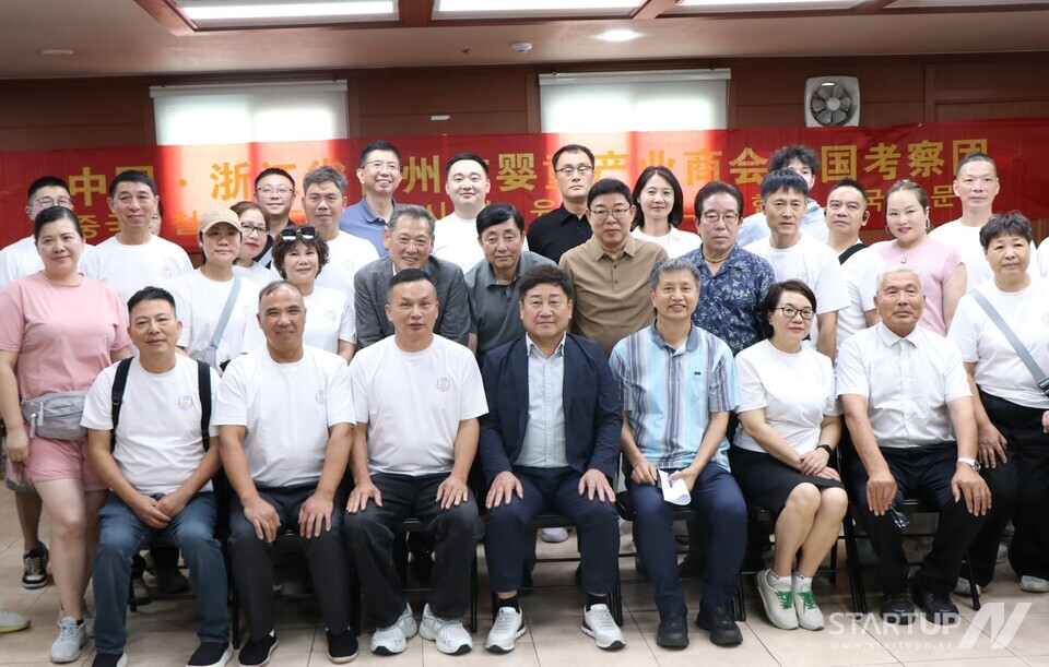 중국 타이저우시 유아산업상회 대표단과 남대문메이저 사이트상인회 관계자들이 기념촬영을 하고 있는 모습 (사진=유인춘 기자)