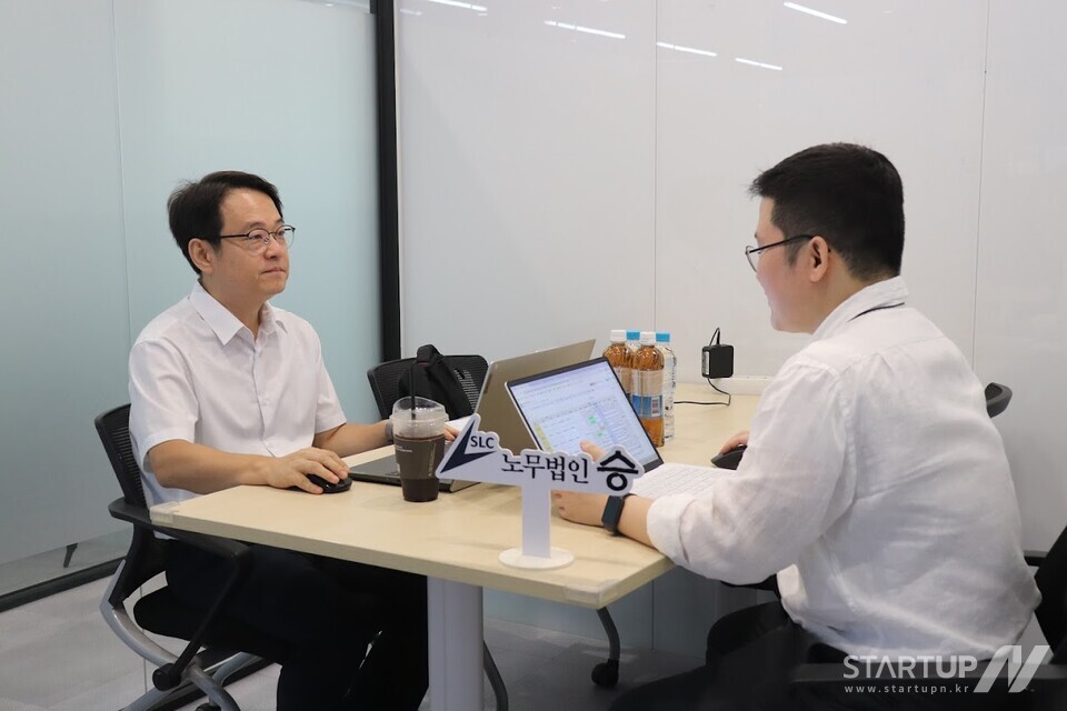 ‘비즈니스데스크’ 오프라인 상담회에서 메이저 놀이터 추천이 1:1 상담을 받고 있다.