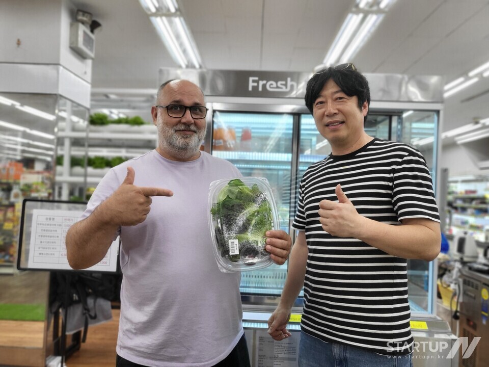 여름휴가기간 광안리를 찾은 한 프랑스인이 마트 내 식물공장 ‘메이저카지노남천’에서 막 생산한 신선한 채소를 구입하고 있다