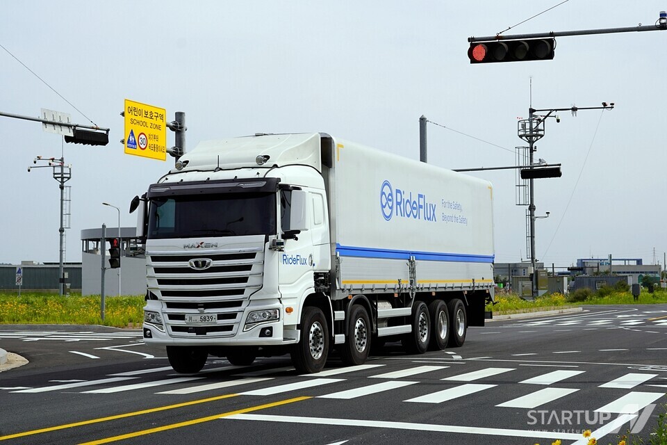 市道を走行するRidefluxウィリアムヒルスポーツ貨物トラック。 （写真提供：ライドフラックス）