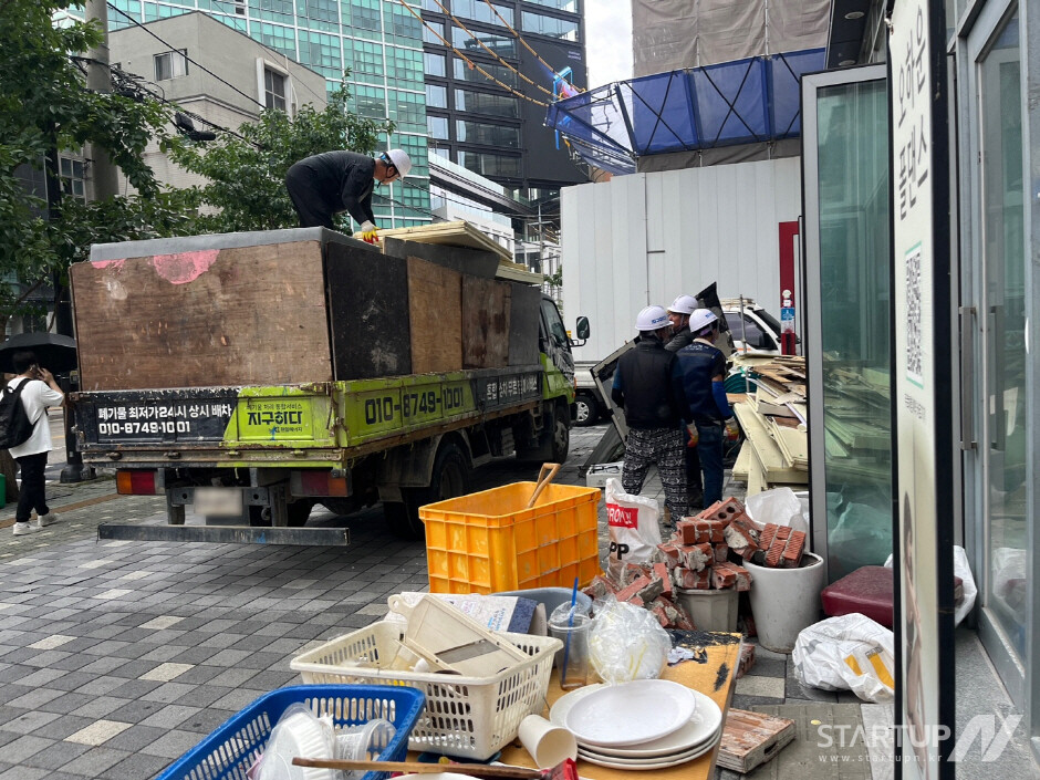 매장에서 나온 철거 메이저 놀이터을 인부들이 차량에 상차하고 있다.