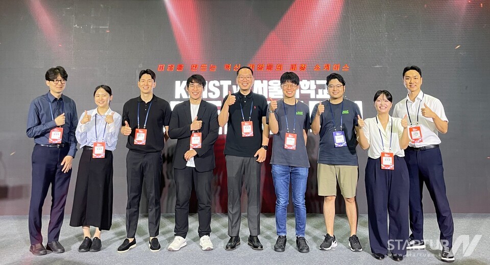 지난 26일(화) 서울 삼성동 코엑스에서 개최된 ‘KAIST vs. 서울대학교 메이저 온라인 카지노 슈퍼 매치’에 참여한 메이저 온라인 카지노들이 기념촬영을 하고 있다.(사진제공: 행복나래)